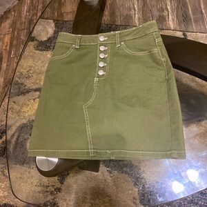 Mini skirt in green denim with button-up details